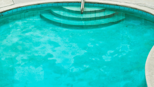 How to Remove Dead Algae from the Pool Bottom