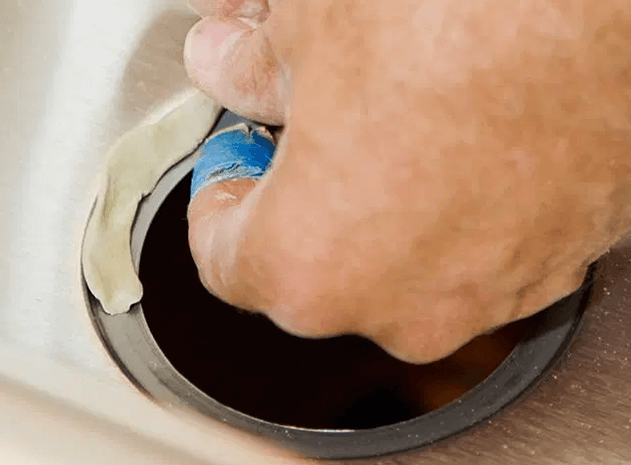 How to Use Plumber's Putty on Kitchen